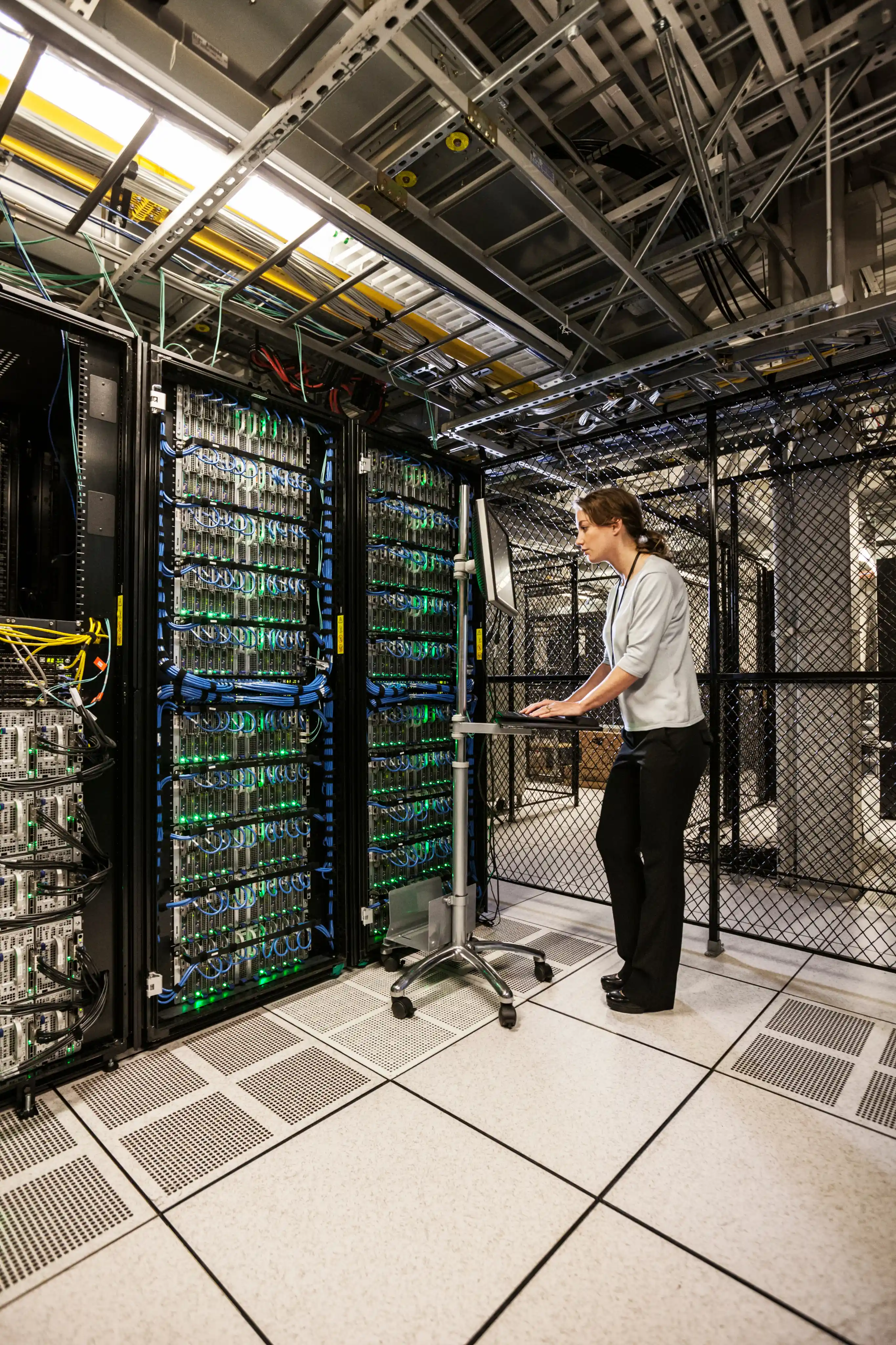 Imagen mujer trabajando en data center