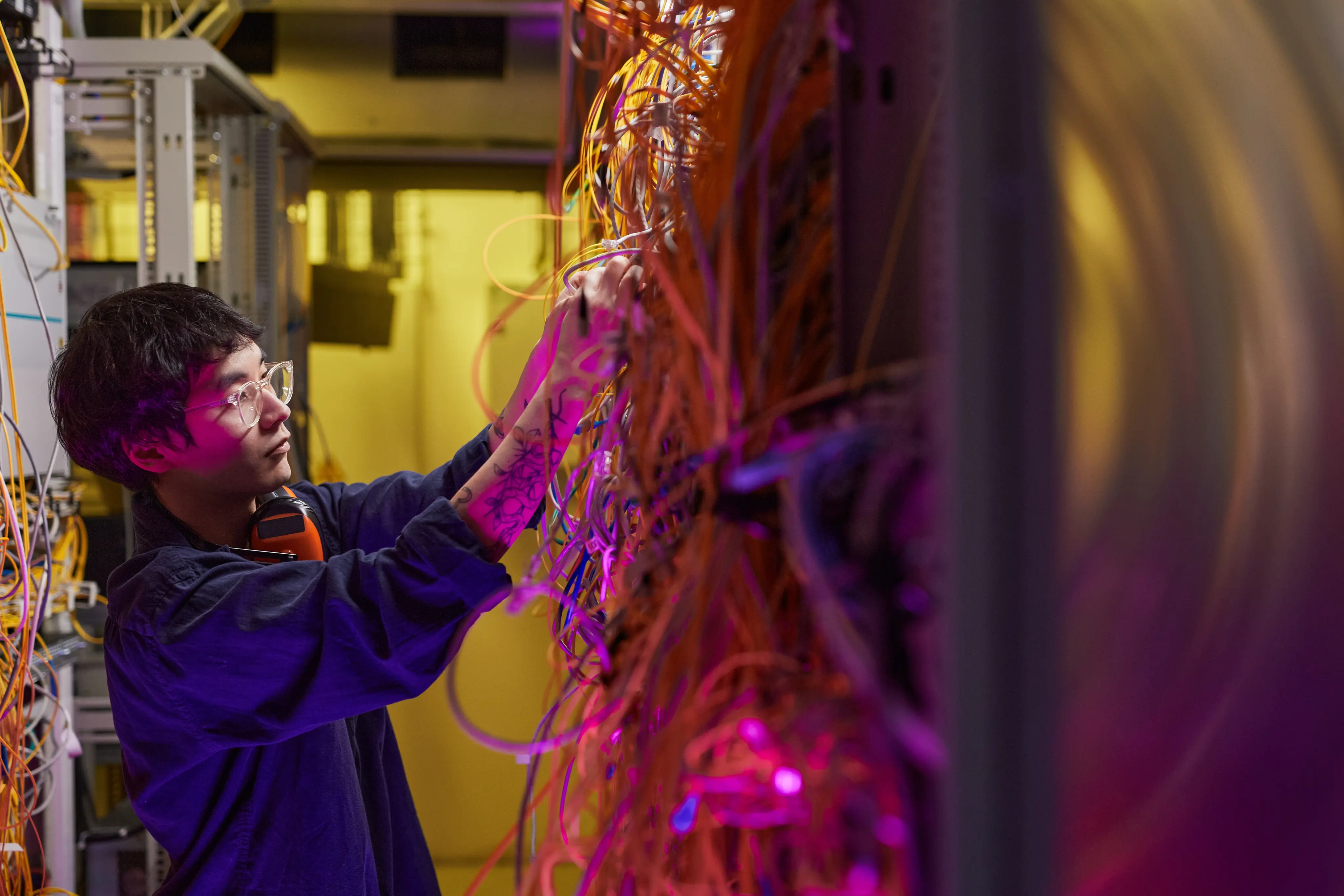 Persona trabajando en cableado